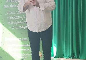 Pan Maciej występuje w wakacyjnej czapce.