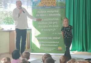Iga występuje razem z panem Maciejem.