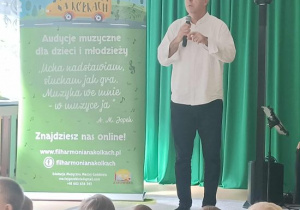 Pan Maciej wita dzieci.