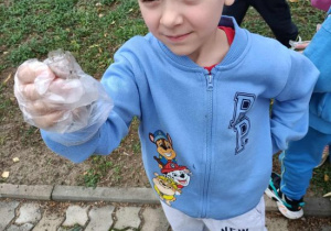 Igor w trakcie sprzątania.