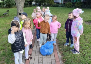 Grupa Wiewiórek sprząta okolicę przedszkola.
