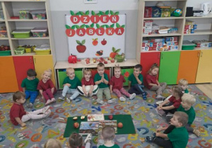 Motylki poznają budowę jabłka.