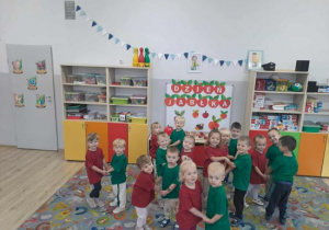 Dzieci tańczą jabłuszkowy taniec.