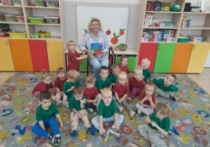 Grupowe zdjęcie dzieci z grupy Motylków razem z Panią Pedagog.