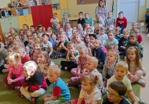 Przedszkolaki oglądają z zaciekawieniem przedstawienie.