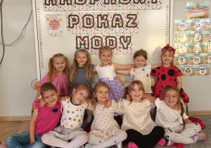 Grupowe zdjęcie dziewczynek z grupy Pszczółek.