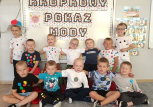 Grupowe zdjęcie chłopców z grupy Pszczółek.