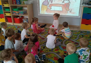 Dzieci oglądają film o Vashti i kropce.