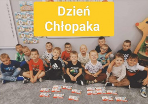 Grupowe zdjęcie chłopaków z grupy Pszczółek