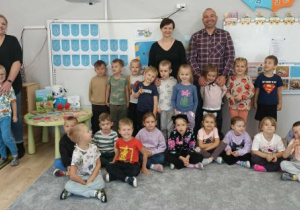 Wspólne zdjęcie przybyłych rodziców razem z dziećmi.