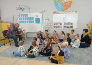 Tata Klary czyta książkę dzieciom.