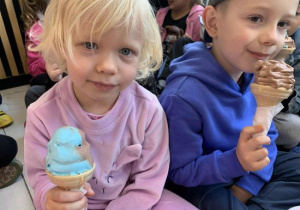 Milena i Szymon ze smacznymi lodami.