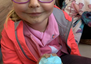 Basia ze smerfowo-czekoladowym lodem.