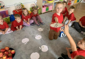 Ida rozwiązuje łamigłówkę matematyczną.