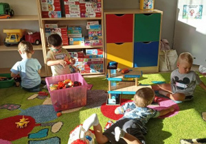 Dzieci bawią się dowolnie wybranymi przez siebie zabawkami.