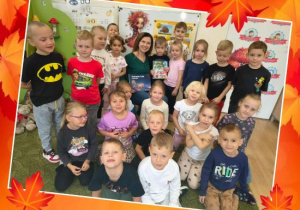 Grupa Biedronek z mamą Olka na wspólnym zdjęciu.