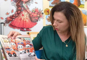 Mama Olka pokazuje obrazki z czytanej książki.