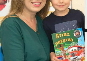 Olek z mamą w Dniu Głośnego Czytania.