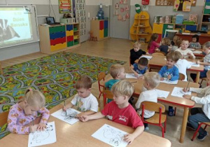 Dzieci kolorują borsuka.
