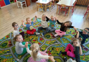 Dzieci z grupy Jeżyków trzymają się za ręce.