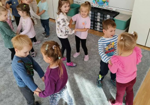 Dzieci z grupy Wiewiórek wspólnie tańczą.