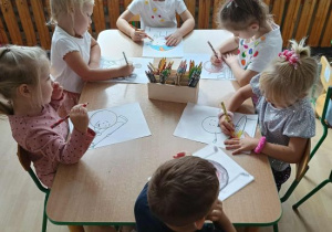 Dzieci kolorują kropki.
