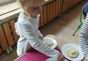 Dziewczynka wybiera produkty na kanapkę.