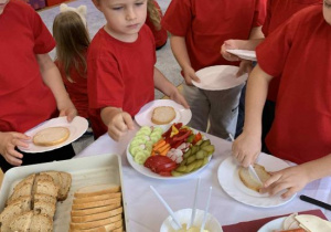 Dzieci wybierają składniki na kanapki.