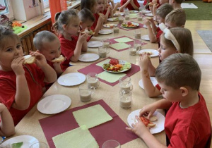 Dzieci jedzą samodzielnie wykonane śniadanie.