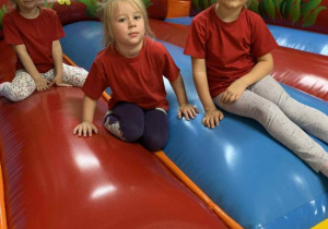 Dziewczynki bawią się na dmuchańcach.