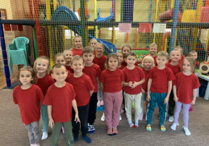 Grupowe zdjęcie dzieci z grupy Biedronek w sali zabaw.