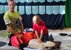 Iga robi resuscytację krążeniowo-oddechową na fantomie.