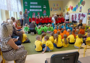 Społeczność przedszkolna na uroczystości z okazji Dnia Edukacji Narodowej.