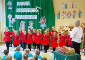 Dzieci z grupy Biedronek występują z okazji Dnia Edukacji Narodowej.