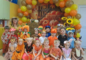 Grupowe zdjęcie dzieci z grupy Motylków w jesiennej scenerii.