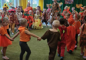 Dzieci z grupy Wiewiórek tańczą w kółeczku.