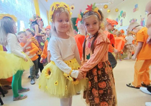Jagoda i Klara w jesiennych strojach.