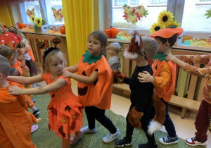 Dzieci są ustawione w pociąg.