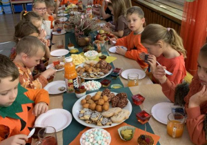 Dzieci jedzą pyszne, słodkie przekąski.