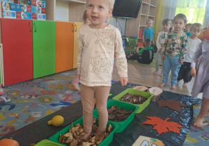 Chłopiec idzie po ścieżce sensorycznej.