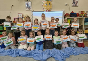 Dzieci prezentują swoje prace wykonane techniką origami.