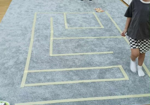 Dzieci próbują przejść przez labirynt.