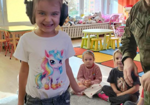 Zuzia w słuchawkach wygłuszających.