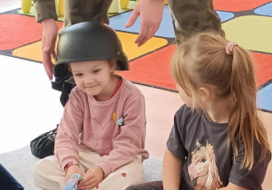 Zosia przymierza hełm.