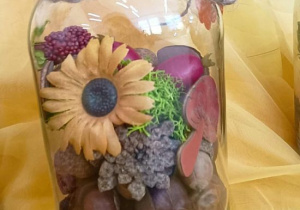 Dekoracyjny słoik z jesiennymi darami natury.