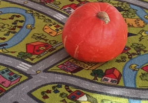 Chłopiec pokonuje slalom dyniowy.