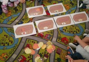 Dzieci dopasowują dynie do odpowiednich koszy.