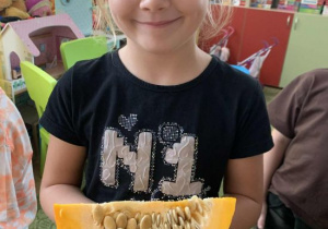 Iga pokazuje przekrojoną dynię.