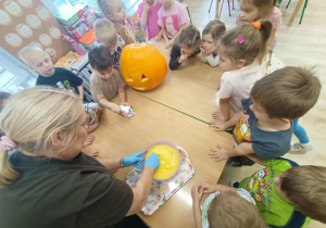 Dzieci robią dyniolinę.