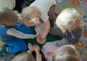 Dzieci oddzielają fasolę od grochu.